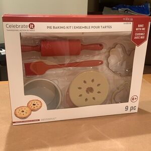 NWT Celebrate It Leaf Pie Baking Kit